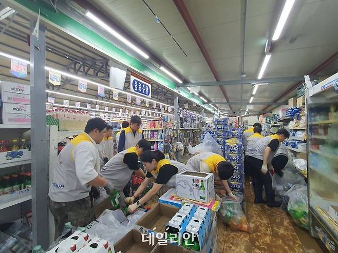 한국동서발전은 17일 집중호우로 큰 피해를 입은 충남 당진 전통시장 일대의 신속한 복구를 위해 긴급 지원에 나섰다.ⓒ동서발전