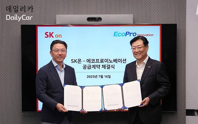 박종진 SK온 전략구매실장(좌측)과 김윤태 에코프로이노베이션 대표가 16일(수) 오전 서울 종로구 SK온 그린캠퍼스에서 수산화리튬 공급 계약 체결 후 기념 촬영에 임하고 있다. (사진=SK온)