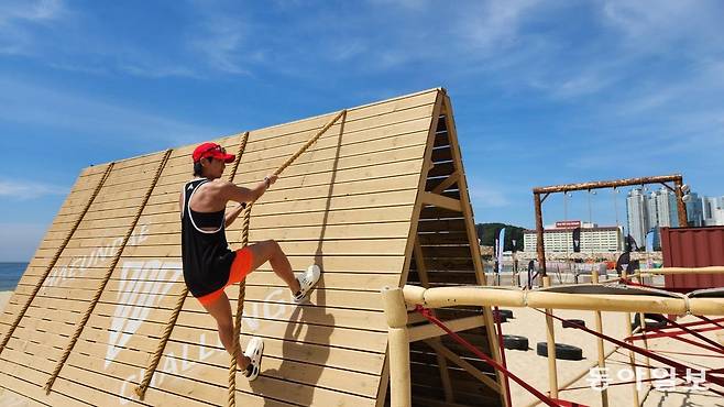 TV 예능 프로그램인 ‘강철부대W’에 출연했던 조성원 씨가 6일 오전 부산 해운대해수욕장에 조성된 밀리터리 체험시설을 이용하는 시범을 보이고 있다. 김화영 기자
run@donga.com