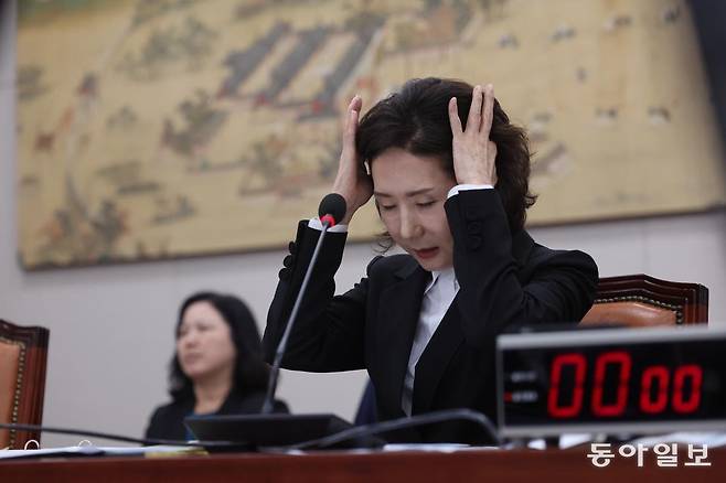 이진숙 사회부총리 겸 교육부 장관 후보자가 16일 국회 교육위원회에서 열린 인사청문회에서 머리를 뒤로 넘기고 있다. 참여연대는 이날 이 후보자와 강선우 여성가족부 장관 후보자를 향해 “국민 눈높이에 미달하는 만큼 스스로 사퇴하는 것이 마땅하다”고 주장하는 등 두 후보자에 대한 여론이 악화되고 있다. 장승윤 기자 tomato99@donga.com