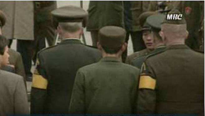 북한군 정광선이 1996년 11월 판문점을 통해 북한으로 돌아가는 모습. MBC 캡처
