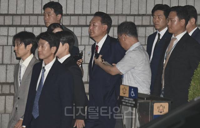 윤석열 전 대통령이 지난 9일 오후 서울 서초구 서울중앙지방법원에서 영장실질심사를 마친 뒤 법정을 나오고 있다. [사진공동취재단]