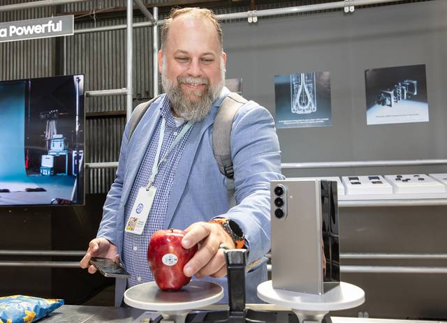 미국 뉴욕 브루클린의 듀갈 그린하우스에서 개최된 하반기 ‘갤럭시 언팩 2025’에서 9일(현지시간) 한 관람객이 ‘갤럭시Z폴드7’을 체험하고 있다. 삼성전자 제공