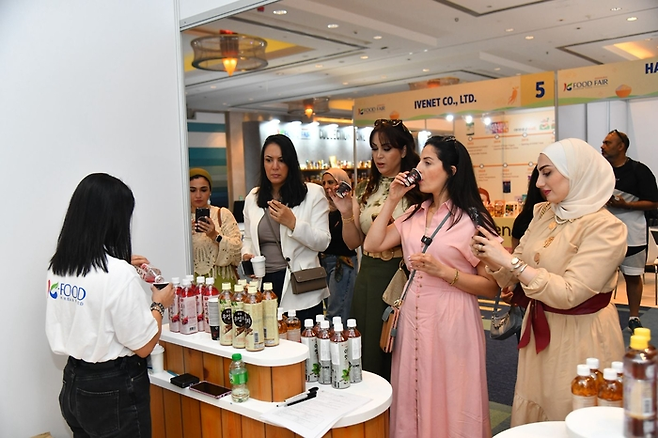 지난 달 아랍에미리트 두바이에서 열린 '2025 K-푸드 페어' 현장에서 바이어들과 수출기업간 상담이 진행되고 있다. (사진=공동취재단)