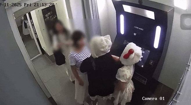 촬영 시간이 충분히 남아있던 A씨가 당황해 “어?”라고 반응하자, B씨는 갑자기 A씨 팔을 세게 내려쳤다. (영상=사회관계망서비스)