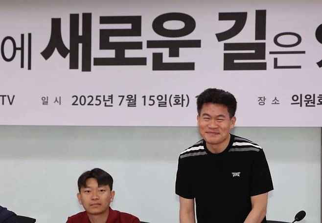 전 한국사 강사 전한길씨가 지난 15일 서울 여의도 국회에서 열린 '국민의힘에 새로운 길은 있는가?' 토론회에서 인사하고 있다. /사진=뉴시스