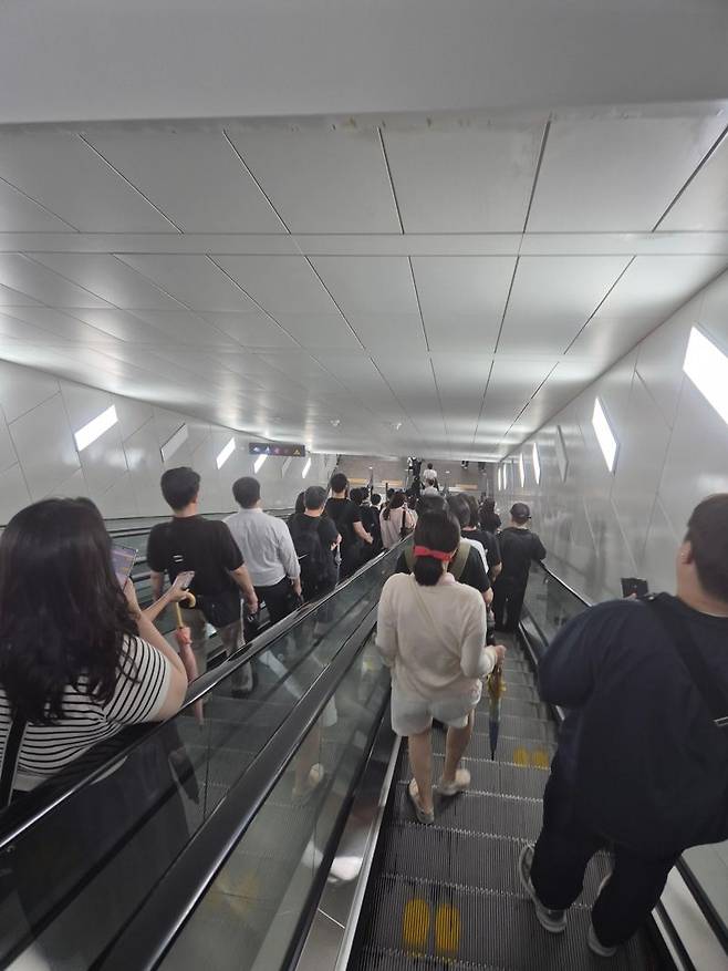 폭우로 차량 정체가 예상되면서 직장인들이 지하철역으로 대거 몰렸다. 열차를 탑승하기 위해 승강장으로 향하는 시민들의 모습. 사진=김예지 기자