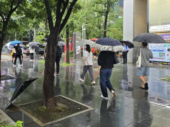 17일 오전 서울 영등포구 여의도 인근에서 시민들이 우산을 쓰고 이동하고 있다. /사진=서지윤 기자