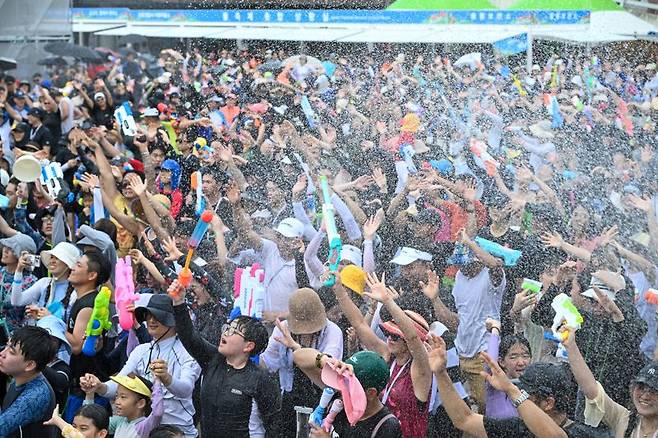 정남진장흥물축제 '지상 최대의 물싸움'. 장흥군 제공
