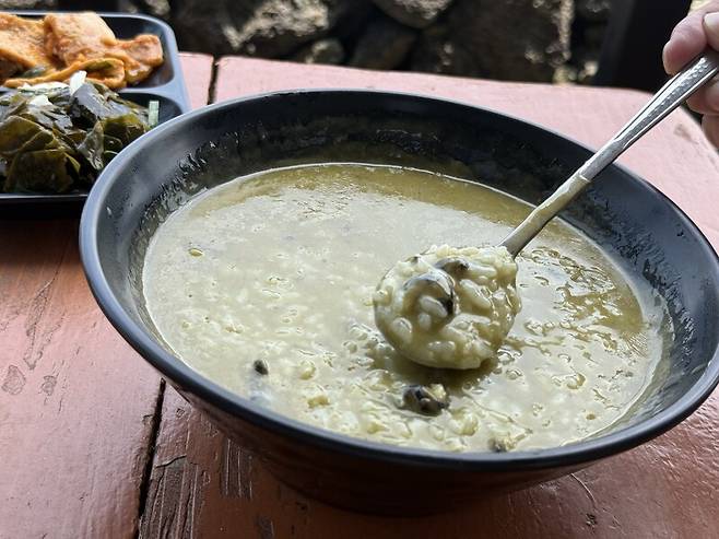 비양도 대표 음식인 보말죽. 질 좋은 보말로 만들어 인기가 많다. 박미향 기자