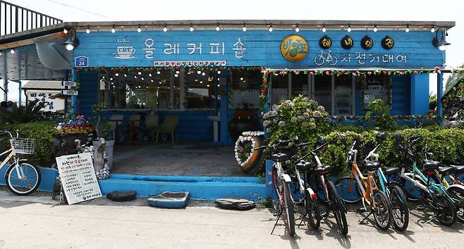 비양도 섬에 있는 카페 3곳 중 하나인 ‘올레커피숍’. 박미향 기자