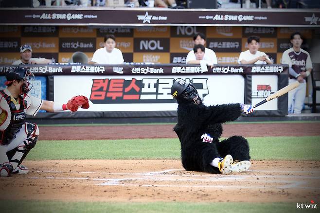 케이티 위즈 안현민이 12일 대전 한화생명 볼파크에서 열린 2025 KBO리그 올스타전에서 2회 첫 타석에서 고릴라 복장을 하고 타격하고 있다. 안현민은 1루수 파울 뜬공으로 물러났다. 케이티 위즈 제공