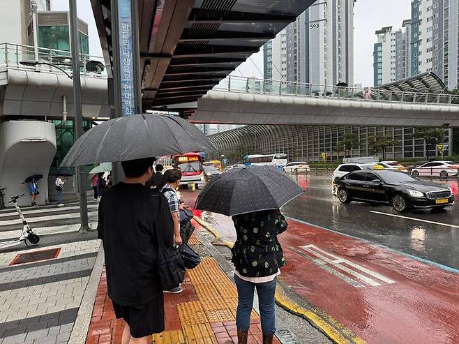 성남 분당구 판교역 앞 버스정류장에서 서울방면 버스를 기다리는 시민들. 사진 정봉비 기자
