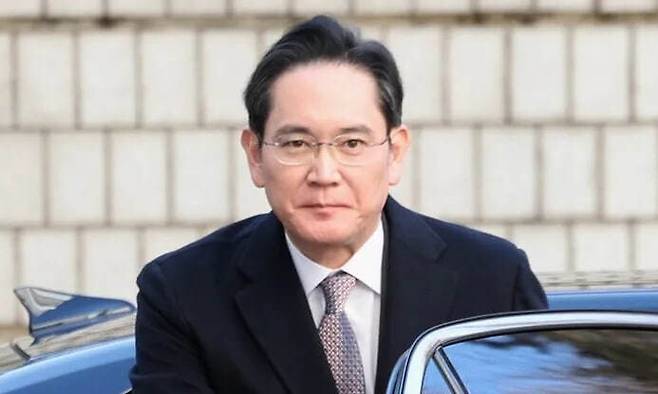 삼성물산-제일모직 부당합병 등 혐의에 대한 항소심 선고가 열린 3일 오후 서울 서초구 서울고법으로 이재용 삼성전자 회장이 출석하고 있다. 김영원 기자 forever@hani.co.kr