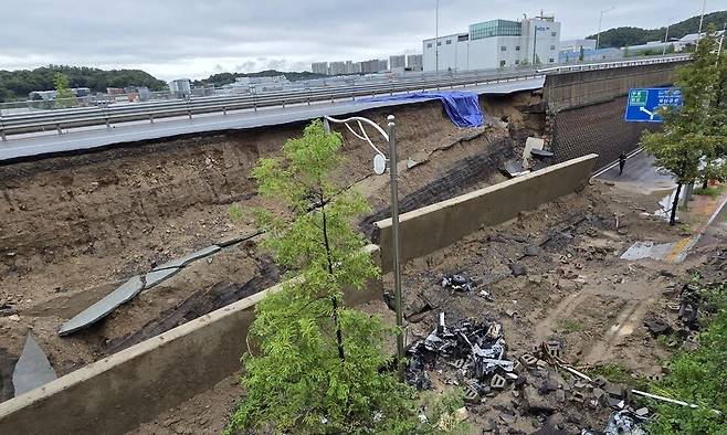 17일 오전 경찰이 경기 오산시 가장동 가장교차로 고가도로 아래 옹벽 붕괴사고 현장에서 조사 조사와 관련한 채증을 하고 있다. 이정하 기자