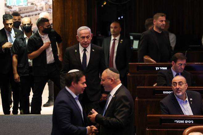 베냐민 네타냐후 이스라엘 총리가 이스라엘 예루살렘 의회 총회에서 복도를 걷고 있다. 예루살렘/로이터 연합뉴스