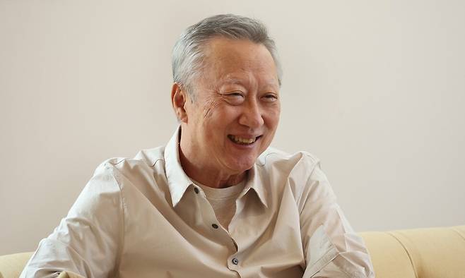 박용만 ‘같이 걷는 길’ 이사장이 지난 7일 서울 용산구 한남동 재단 사무실에서 한겨레와 인터뷰하고 있다. 정용일 선임기자 yongil@hani.co.kr