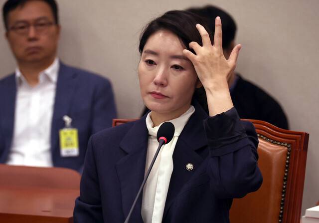 강선우 여성가족부장관 후보자가 14일 국회에서 열린 인사청문회에서 가족 얘기를 하다 감정을 추스르고 있다. 윤운식 선임기자 yws@hani.co.kr