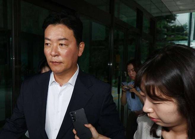 김성훈 전 대통령경호처 차장이 지난 3일 내란특검 조사를 받기 위해 서초구 서울고검으로 들어서고 있다. 연합뉴스