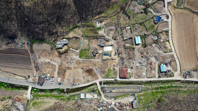 하늘 위에서 드론으로 촬영한 신흥리의 모습. 철거된 저택들은 흔적 없이 사라진 채 자취만 남았다. 안동=남동균 인턴기자