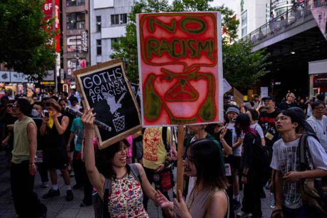 지난달 13일 일본 도쿄 신주쿠구에서 이달 20일 실시되는 참의원 선거를 앞두고 외국인 혐오 정서를 자극해 급격히 지지를 얻고 있는 참정당과 배외주의에 반대하는 시위가 열리고 있다. 다수의 외국인들이 시위에 참가했다. 도쿄=AP 연합뉴스