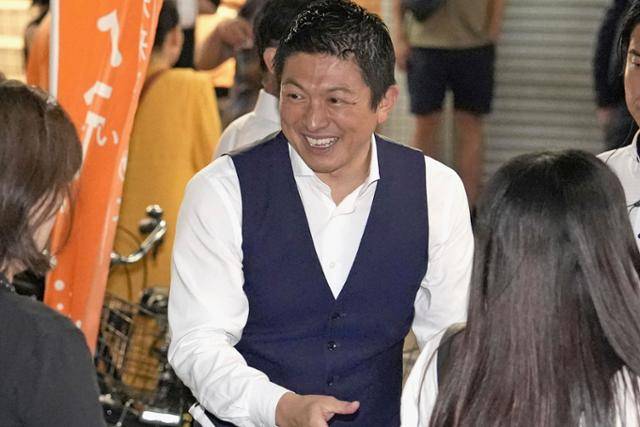 가미야 소헤이 일본 참정당 대표가 지난달 21일 도쿄 도내에서 참의원 선거 운동을 하고 있다. 참정당은 이번 선거에서 외국인 배제 정책을 주요 공약으로 내세웠다. 도쿄=교도·AP 연합뉴스