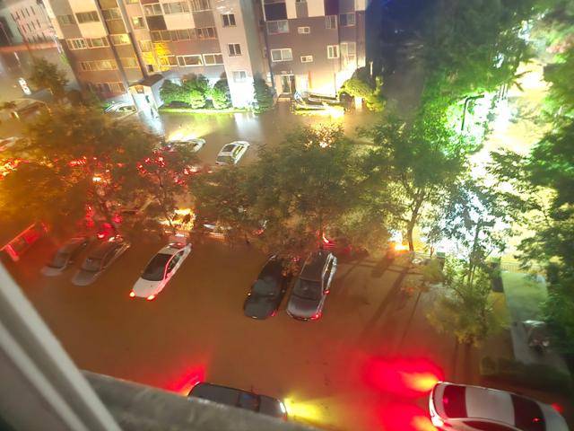 충남 서해안 지역을 중심으로 강한 비가 내린 17일 새벽 충남 당진시 채운동의 한 아파트 단지가 물에 잠겨 있다. 당진=연합뉴스