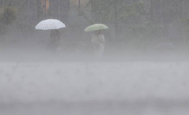 서울에 강한 비가 내린 17일 서울 시내 거리에서 우산을 쓴 시민이 발걸음을 재촉하고 있다. 연합뉴스