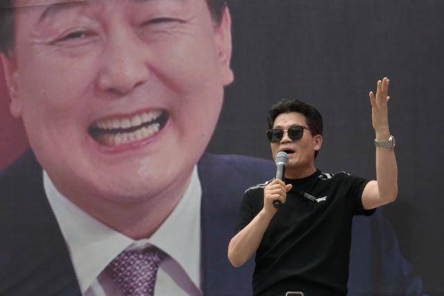 한국사 강사 전한길씨가 지난 9일 서울 서초구 서울중앙지법 인근에서 윤석열 전 대통령 지지 연설을 하고 있다. 강예진 기자