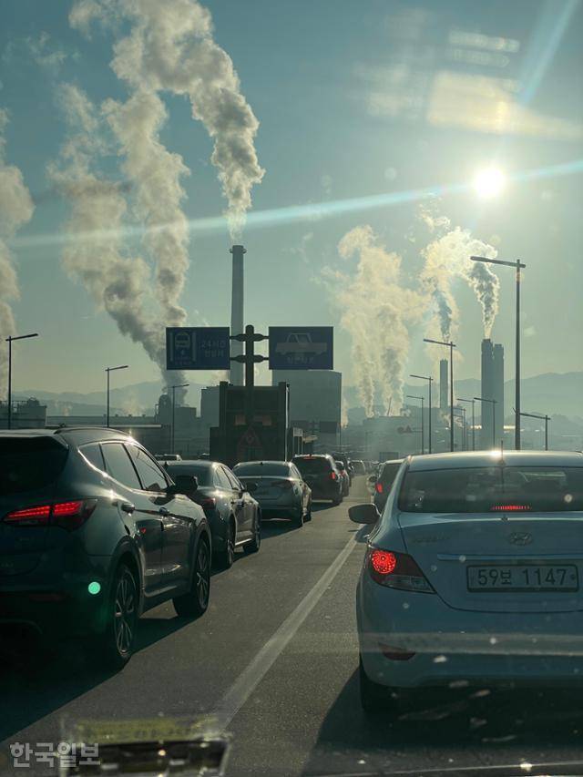 대전 대덕구 한솔제지 대전공장 굴뚝에서 수증기가 피어오르고 있다. 한국일보 자료사진