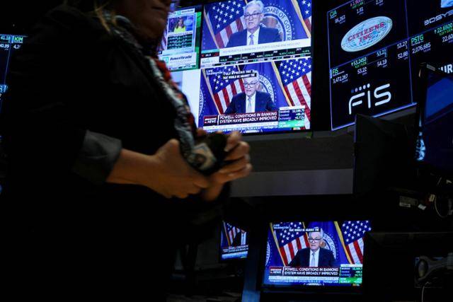 5월 3일 미국 뉴욕증권거래소 모니터 화면에 제롬 파월 미국 연방준비제도 의장의 모습이 나와 있다. 뉴욕=로이터 연합뉴스