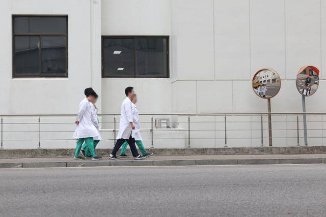지난달 27일 서울 시내 한 대학병원에서 의료진이 이동하고 있다. 사진은 기사와 직접 관련 없음. 연합뉴스