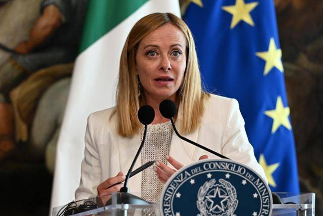 조르자 멜로니 이탈리아 총리가 15일 로마에서 오스트리아 총리와 회담 후 공동 기자회견에 참석하고 있다. 로마=EPA 연합뉴스