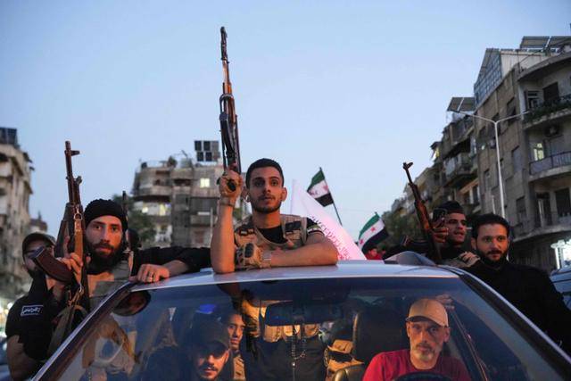 이스라엘의 시리아 내전 개입에 반대하는 시위가 벌어지고 있는 16일 다마스쿠스에서 보안군이 차량을 타고 이동하고 있다. 다마스쿠스=AFP 연합뉴스