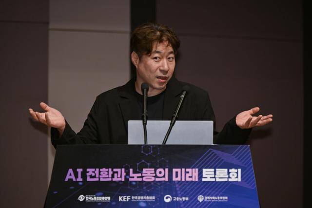 권오성 연세대 법학전문대학원 교수가 17일 서울 중구 한국프레스센터 국제회의장에서 열린 ‘AI 전환과 노동의 미래’ 토론회에서 'AI 시대의 노동정책 전환: 법제, 윤리, 신뢰 거버넌스 구축'을 주제로 발제하고 있다. 하상윤 기자