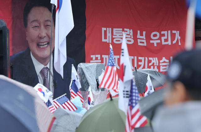 12·3 비상계엄 사태와 관련해 윤석열 전 대통령이 내란특검의 3차 강제구인을 거부하고 구속적부심을 청구한 16일 경기 의왕 서울구치소 앞에 지지자들이 집회를 하고 있다. 뉴스1