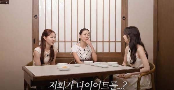 트와이스 멤버 나연, 지효가 멤버들이 식단 관리하는 것을 본 적 없다고 말했다. 가장 오른쪽에 있는 사람은 안소희./사진=유튜브 '안소희' 캡처