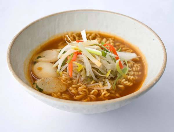 라면에 대파, 배추, 콩나물 등 채소를 넣어 먹으면 혈당이나 콜레스테롤을 낮추는 데 도움이 된다./클립아트코리아