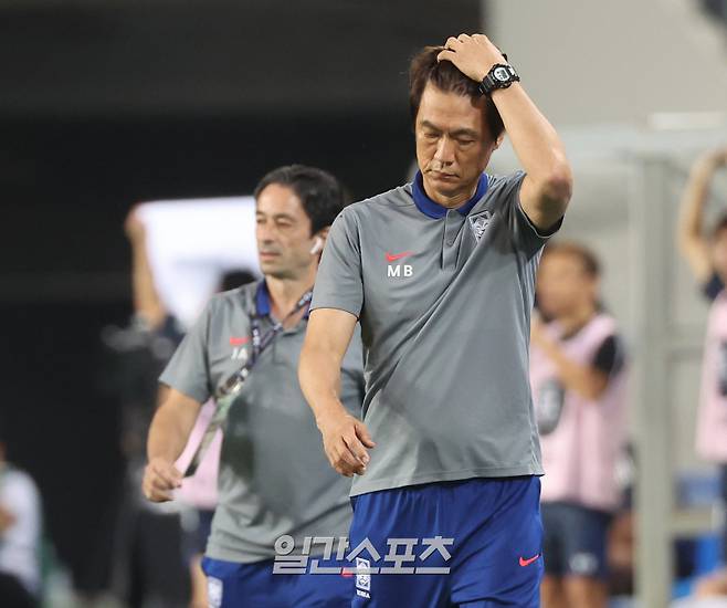 2025 동아시아축구연맹(EAFF) E-1 챔피언십(동아시안컵) 대한민국과 일본의 경기가 15일 오후 경기도 용인 미르스타디움에서 열렸다. 후반 홍명보 감독이 머리를 감싸고 있다. 용인=김민규 기자 mgkim1@edaily.co.kr /2025.07.15/