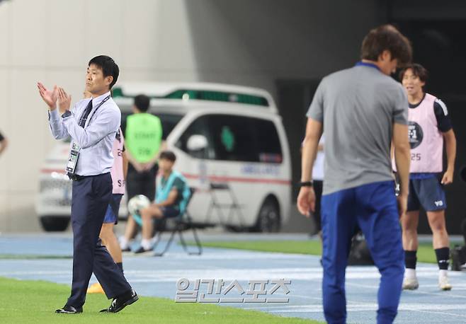 2025 동아시아축구연맹(EAFF) E-1 챔피언십(동아시안컵) 대한민국과 일본의 경기가 15일 오후 경기도 용인 미르스타디움에서 열렸다. 후반 추가시간에 모이야스 감독이 벅수로 선수들을 격려하고 있다. 용인=김민규 기자 mgkim1@edaily.co.kr /2025.07.15/