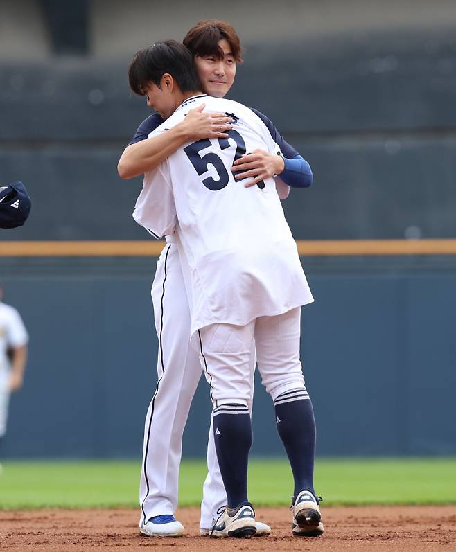 김재호의 은퇴식에서 김재호와 포옹하는 박준순. 사진=두산 베어스 제공