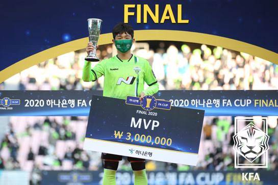 지난 2020년 전북 시절 FA컵 MVP로 선정된 이승기. 사진=대한축구협회
