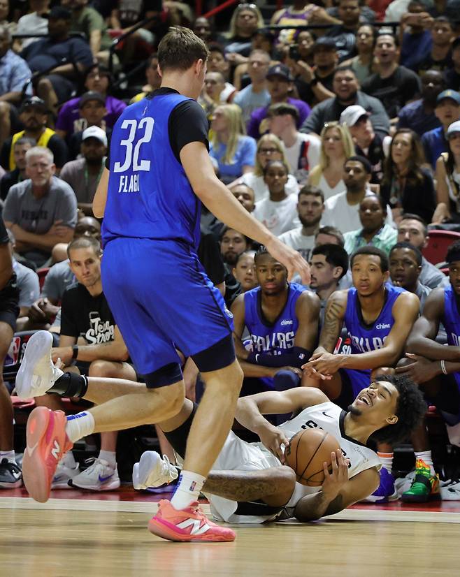 <yonhap photo-1351="">지난 13일 서머리그에서 쿠퍼 플래그(댈러스 매버릭스)와 맞대결한 딜런 하퍼(샌안토니오 스퍼스)의 모습. [AFP=연합뉴스]</yonhap>