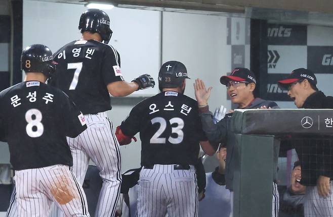 <yonhap photo-6973=""> 역전 3점포 친 LG 오스틴 (부산=연합뉴스) 강선배 기자 = 22일 부산 사직야구장에서 열린 프로야구 LG 트윈스와 롯데 자이언츠의 경기. 3회 초 1사 후에 LG 오스틴이 좌측 펜스를 넘어가는 3점 홈런을 치고 염경엽 감독의 축하를 받고 있다. 2025.5.22 sbkang@yna.co.kr/2025-05-22 19:46:12/ <저작권자 ⓒ 1980-2025 ㈜연합뉴스. 무단 전재 재배포 금지, AI 학습 및 활용 금지></yonhap>