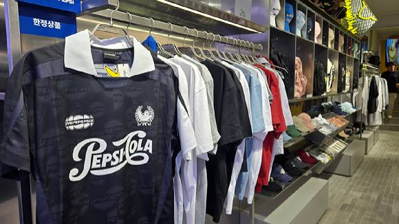 마크곤잘레스 명동 플래그십 스토어에서 판매 중인 펩시 컬래버레이션 상품. [사진=진광찬 기자]