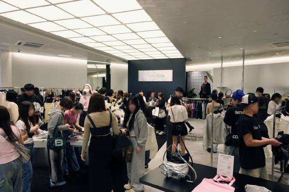 문전성시를 이루는 마뗑킴 일본 매장 모습. [사진=하고하우스]