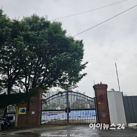 서울 송파구 풍납동의 '창의마을 풍납캠프' 부지 내 시설물이 철거되고 부지를 둘러싼 담벼락만 남아 있다. 2025.07.16 [사진=이효정 기자 ]