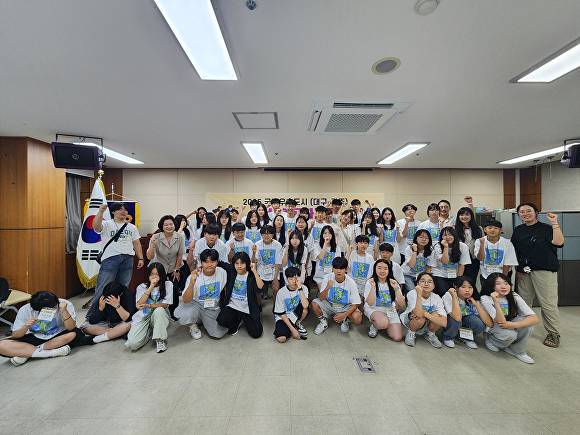 대구와 광주 청소년들이 교류 행사 단체 기념촬영을 하고 있다 [사진=대구시]