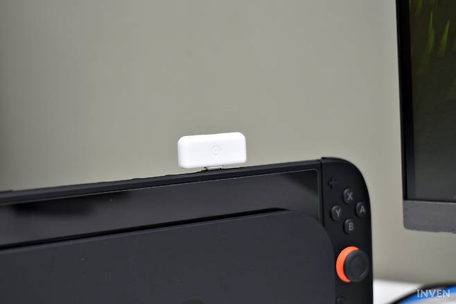 ▲ 동봉된 2.4GHz 수신기를 스위치 2 C 단자에 꽂으면