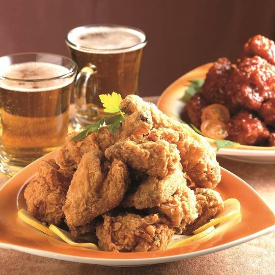 여름밤 치킨과 맥주는 깊은 수면에 방해가 될 수도 있다. [중앙포토]